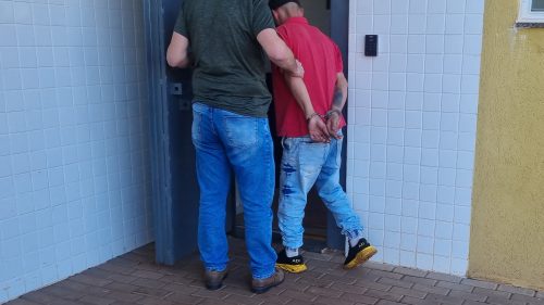 Homem é preso com 30 pedras de crack pelo GDE no bairro Clarito, em Cascavel Imagem referente a Homem é preso com 30 pedras de crack pelo GDE no bairro Clarito, em Cascavel