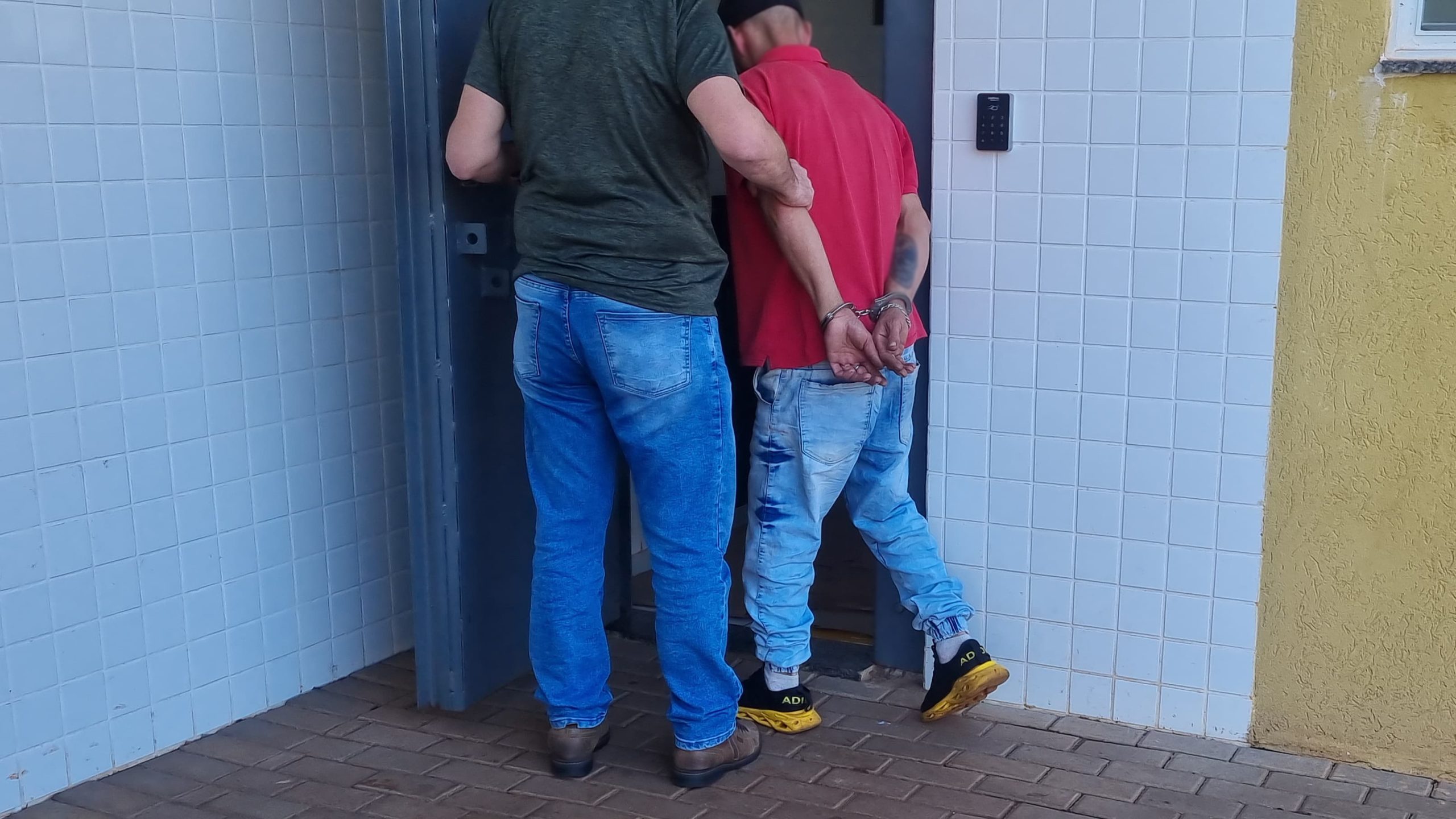 Homem é preso com 30 pedras de crack pelo GDE no bairro Clarito, em Cascavel