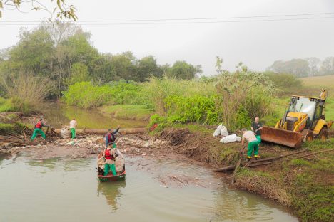 Secretaria de Meio Ambiente faz força-tarefa para limpeza de Rio Quati Imagem referente a Secretaria de Meio Ambiente faz força-tarefa para limpeza de Rio Quati