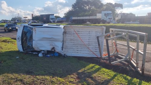 Veículo tomba nas margens da BR-277, em Cascavel Imagem referente a Veículo tomba nas margens da BR-277, em Cascavel