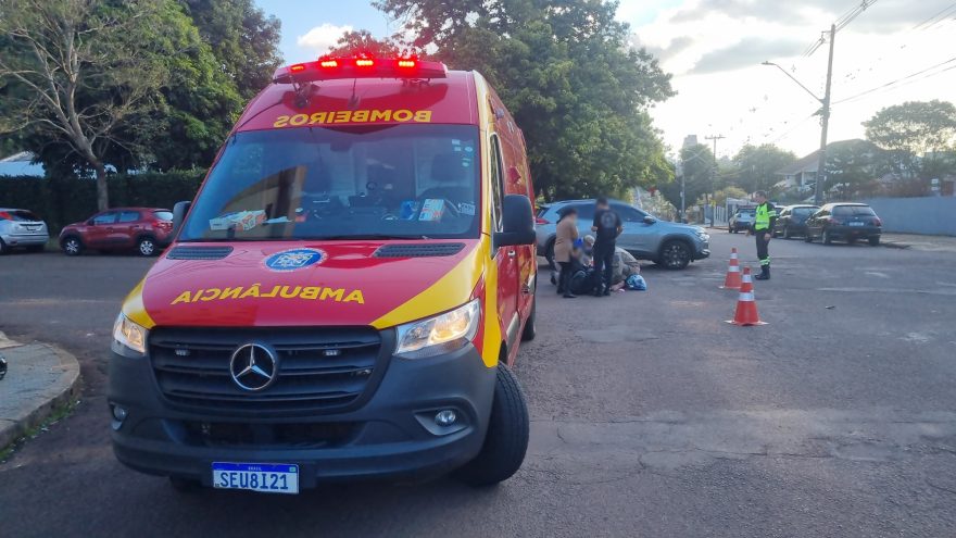 Colisão entre motocicleta e Escort no centro deixa mãe e filho feridos
