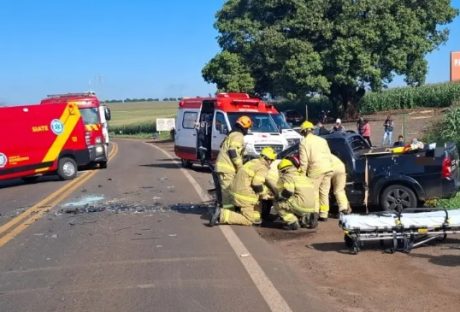 Colisão na PR-323 deixa quatro pessoas feridas, sendo duas em estado grave Imagem referente a Colisão na PR-323 deixa quatro pessoas feridas, sendo duas em estado grave