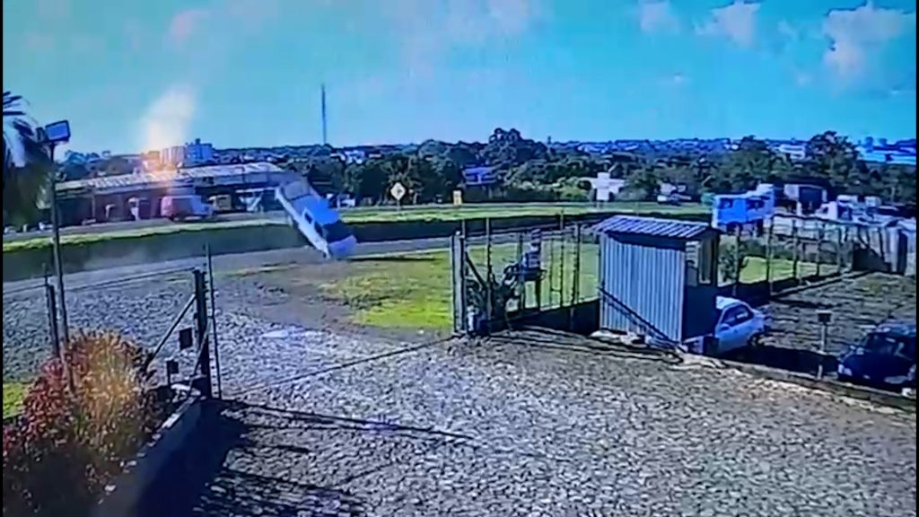 Imagem flagra acidente na marginal da BR-277 em Cascavel