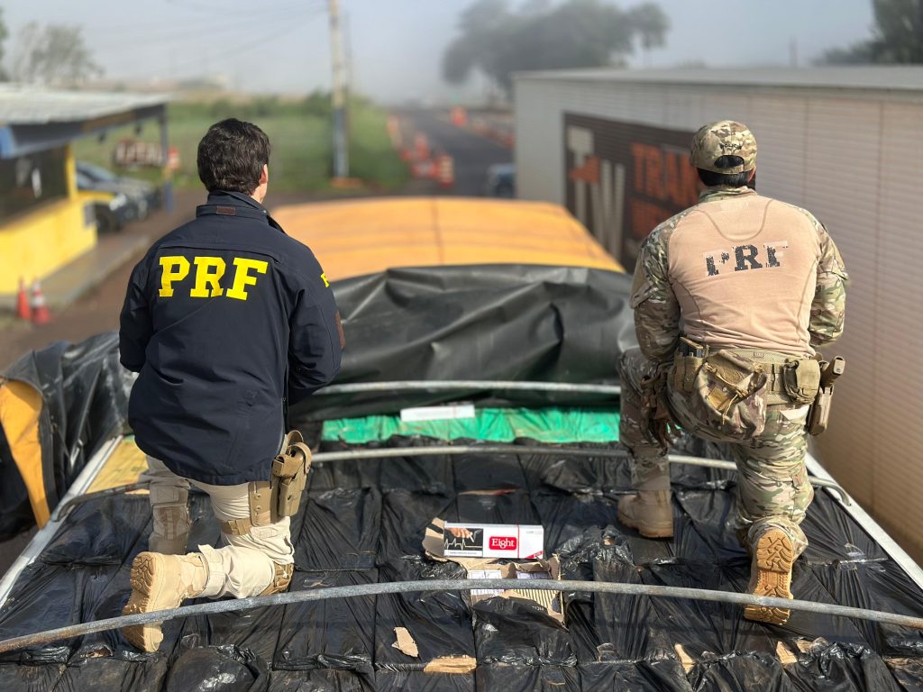 PRF apreende carreta paraguaia carregada com 450 mil maços de cigarros