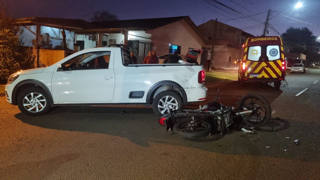 Acidente entre Saveiro e motocicleta deixa jovem ferido no Universitário