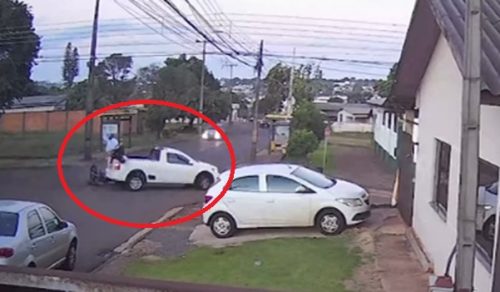 Imagem referente a Motociclista é arremessado após batida contra Saveiro na Rua Pedro Baú