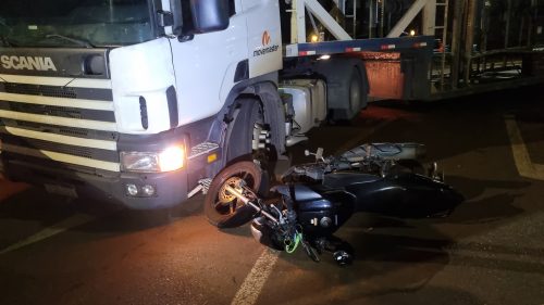 Jovem de 23 anos fica ferido em colisão entre moto e carreta Imagem referente a Jovem de 23 anos fica ferido em colisão entre moto e carreta