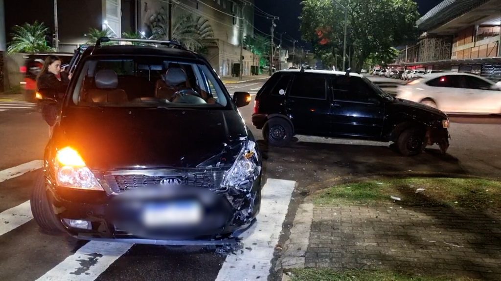 Susto na noite: acidente entre Fiat Uno e Kia deixa motoristas e passageira ilesos