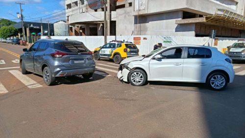 Viatura descaracterizada se envolve em batida no centro de Toledo Viatura descaracterizada se envolve em batida no centro de Toledo