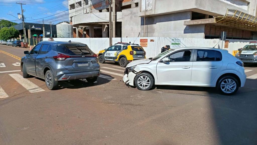 Viatura descaracterizada se envolve em batida no centro de Toledo