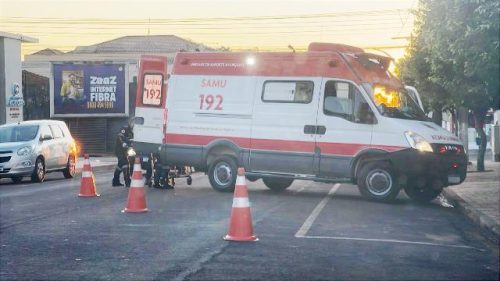 Mulher cai de moto no Centro de Goioerê e é socorrida pelo Samu Mulher cai de moto no Centro de Goioerê e é socorrida pelo Samu