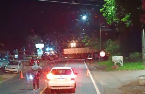 Carreta com problemas mecânicos bloqueia rodovia em Santa Helena Carreta com problemas mecânicos bloqueia rodovia em Santa Helena