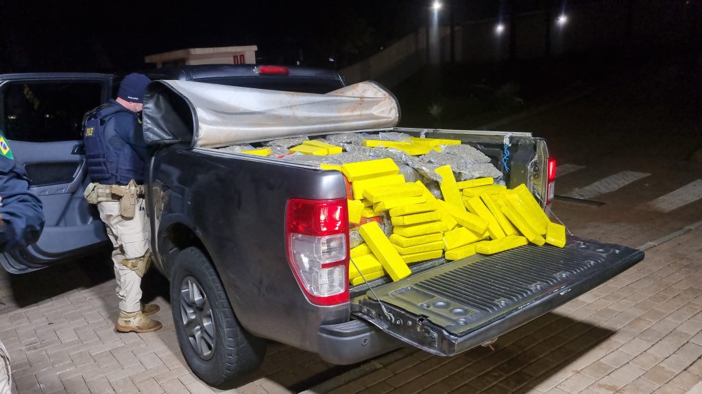 Duas mulheres, entre elas uma gestante, são presas pela PRF com Ranger carregada com 306 kg de maconha na BR-277