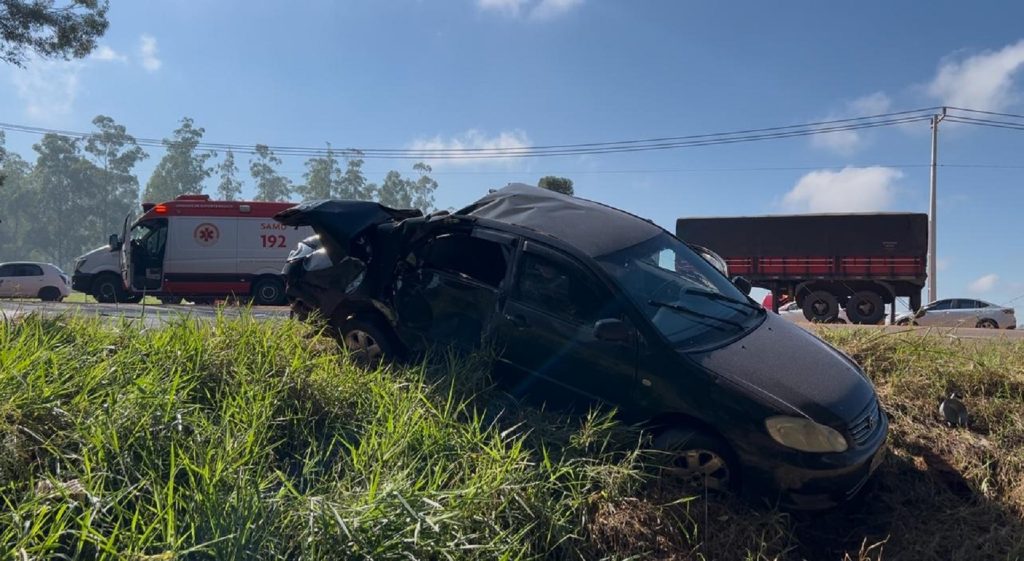 Motorista de Corolla é ejetado, mas sobrevive com ferimentos leves após colisão com carreta na PR-580