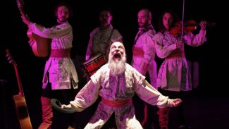 Companhia teatral chilena conta histórias latinoamericanas em trilogia