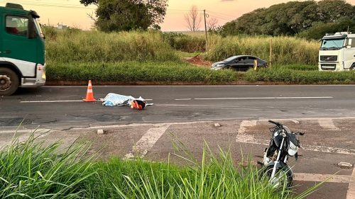 Colisão entre motocicleta e carreta resulta em uma morte na BR-376 Colisão entre motocicleta e carreta resulta em uma morte na BR-376