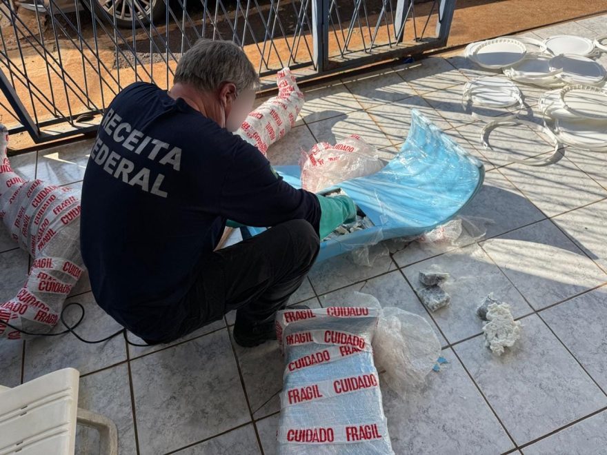 Receita apreende carga milionária de drogas em produtos de piscina que seriam entregues em Cascavel