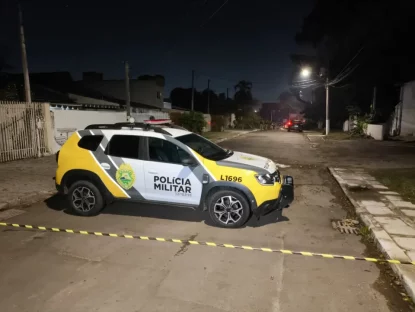 Após bater na esposa, homem tenta atacar PMs com faca e morre baleado Após bater na esposa, homem tenta atacar PMs com faca e morre baleado