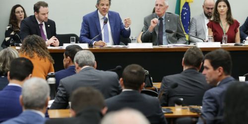 Audiência com Haddad é encerrada após tumulto entre deputados Imagem referente a Audiência com Haddad é encerrada após tumulto entre deputados