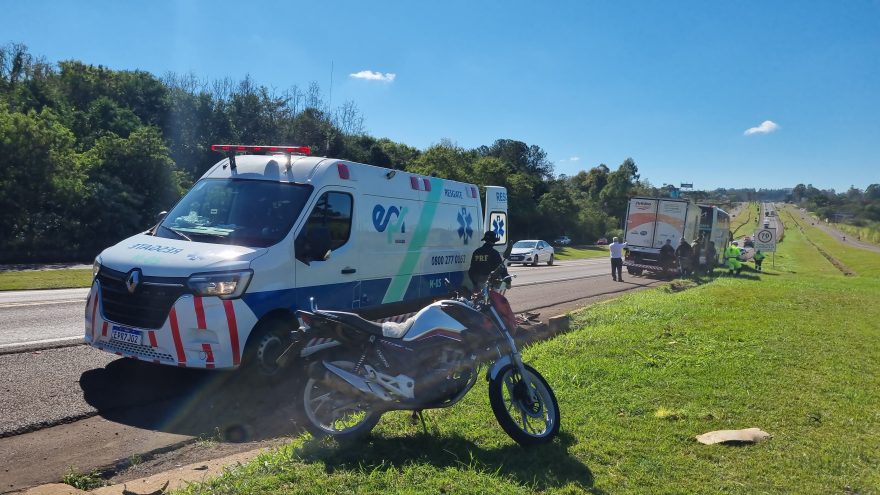Motociclistas ficam feridos após colisão com caminhão e ônibus na BR-277