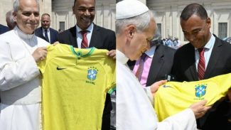 Cafu presenteia papa Leão XIV com camisa da Seleção Brasileira