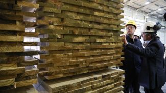 Governador defende uso sustentável de florestas em visita à fábrica de madeira engenheirada
