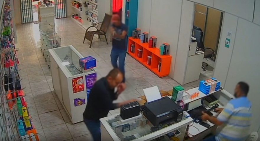 Assassinato em plena luz do dia: câmeras registram execução em loja