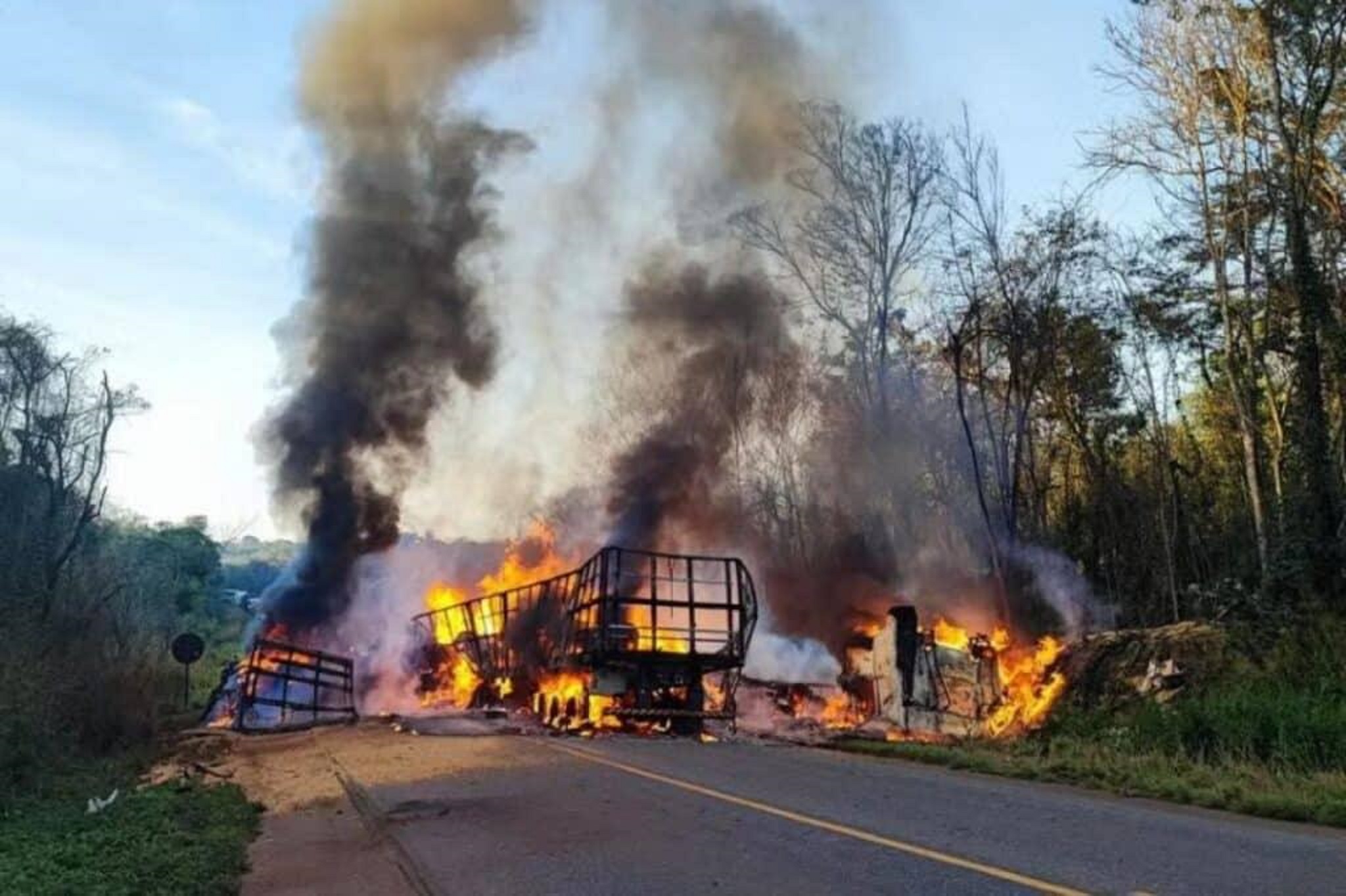 Carretas em chamas: Idoso de 70 anos perde a vida em violento acidente na BR-174