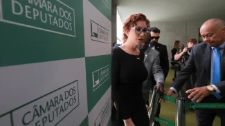 Moraes oficializa pedido de extradição de Carla Zambelli