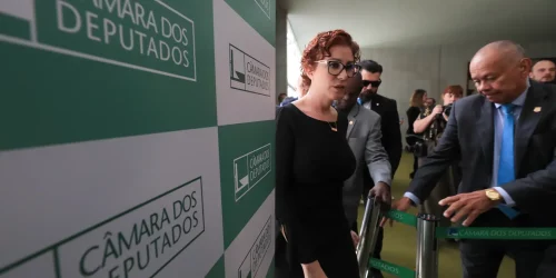 Moraes oficializa pedido de extradição de Carla Zambelli Imagem referente a Moraes oficializa pedido de extradição de Carla Zambelli