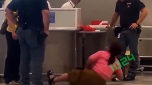 Birra? Mulher se joga no chão e esperneia após receber informação sobre mala em aeroporto; veja vídeo Imagem referente a Birra? Mulher se joga no chão e esperneia após receber informação sobre mala em aeroporto; veja vídeo