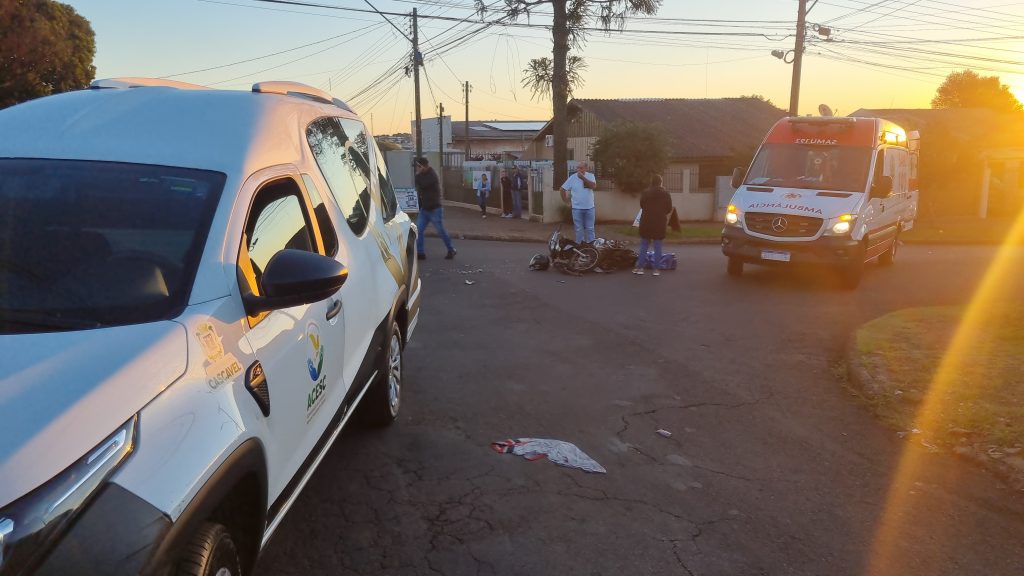 Veículo da Acesc se envolve em colisão com moto no Bairro Parque São Paulo