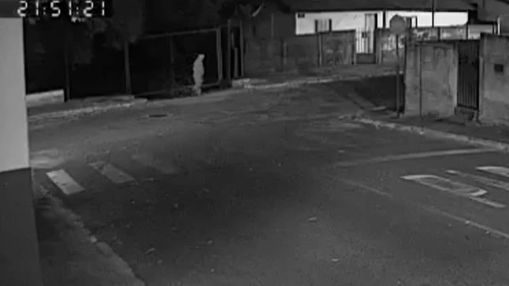 “Assombração” aparece atravessando portão de cemitério; veja vídeo