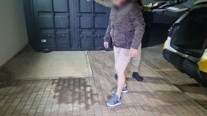 Em briga de casal, homem joga batatas contra esposa e é detido pela PM