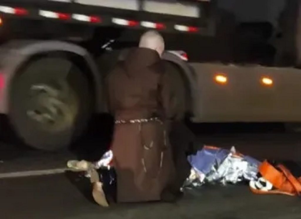 Padre abençoa corpo na rodovia após acidente com morte na BR-376