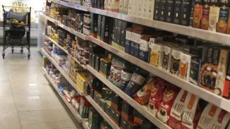 Comércio tem queda de 0,4% em abril, depois de três altas