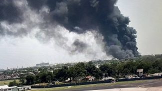Avião com mais de 240 pessoas a bordo cai no oeste da Índia