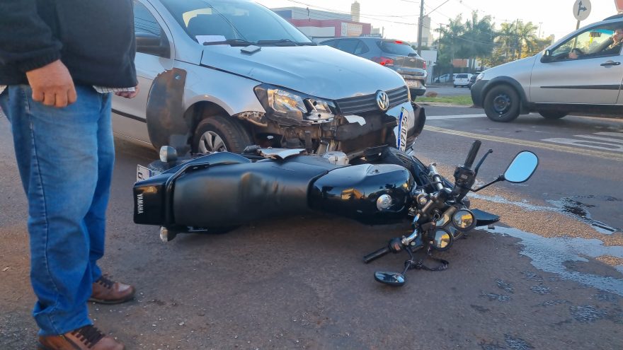 Motociclista fica ferido após colisão transversal entre Gol e Yamaha