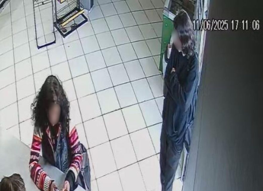 Furto familiar: Mãe e filho flagrados surrupiando whisky em conveniência