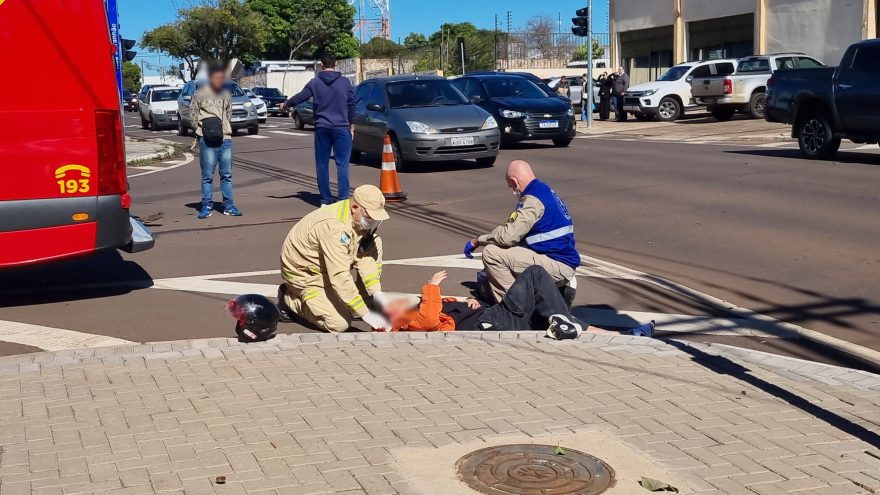 Motociclista sofre traumatismo craniano em colisão com veículo no centro de Cascavel