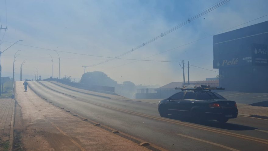 Fumaça toma conta do viaduto da Avenida Piquiri após incêndio em vegetação