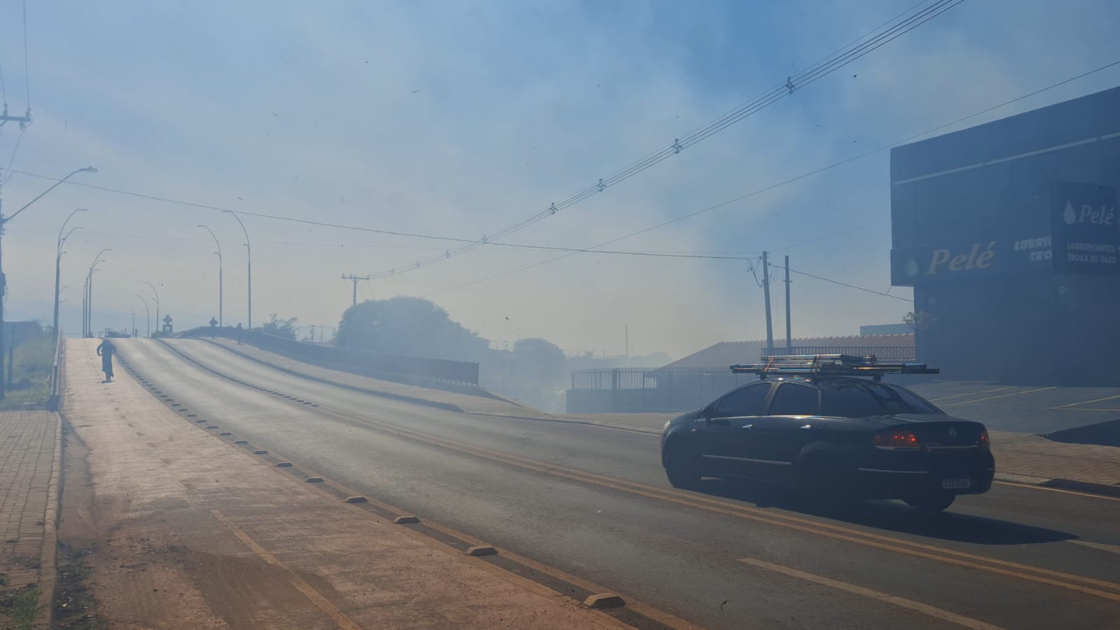 Fumaça toma conta do viaduto da Avenida Piquiri após incêndio em vegetação