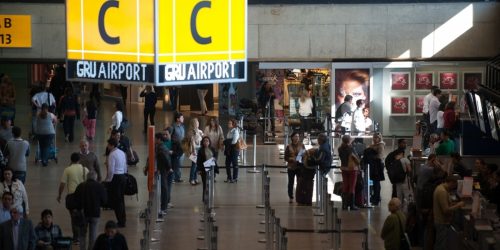 Drones do tráfico de drogas afetam 21 voos no aeroporto de Guarulhos Imagem referente a Drones do tráfico de drogas afetam 21 voos no aeroporto de Guarulhos