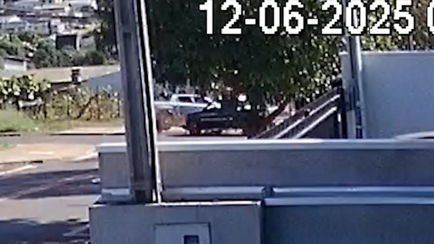 Vídeo mostra colisão entre caminhonetes no Bairro Santa Cruz