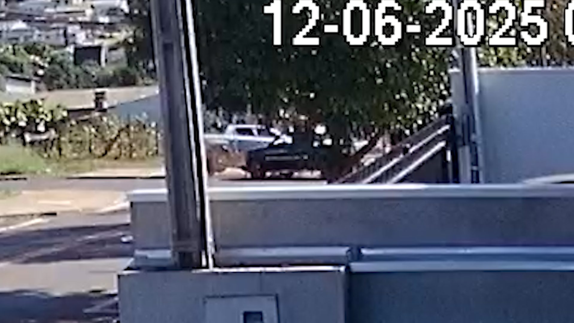 Vídeo mostra colisão entre caminhonetes no Bairro Santa Cruz
