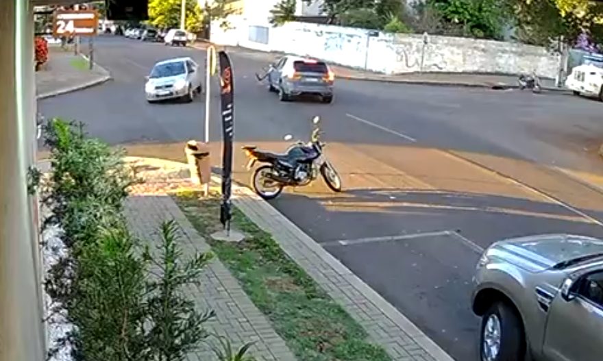 Fiesta roda na pista após bater contra Volvo na Rua Salgado Filho