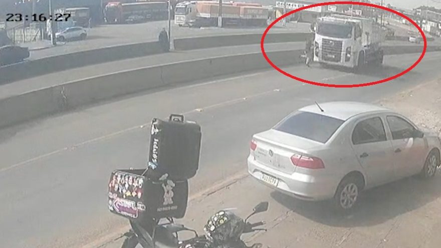 Impressionante! pedestre é atropelado por caminhão em marginal de rodovia no Paraná