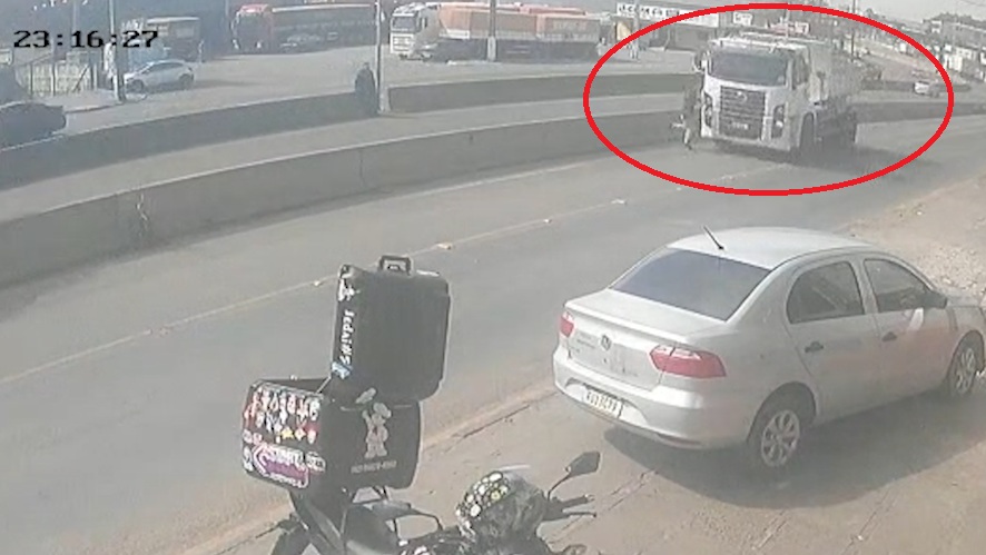 Impressionante! pedestre é atropelado por caminhão em marginal de rodovia no Paraná