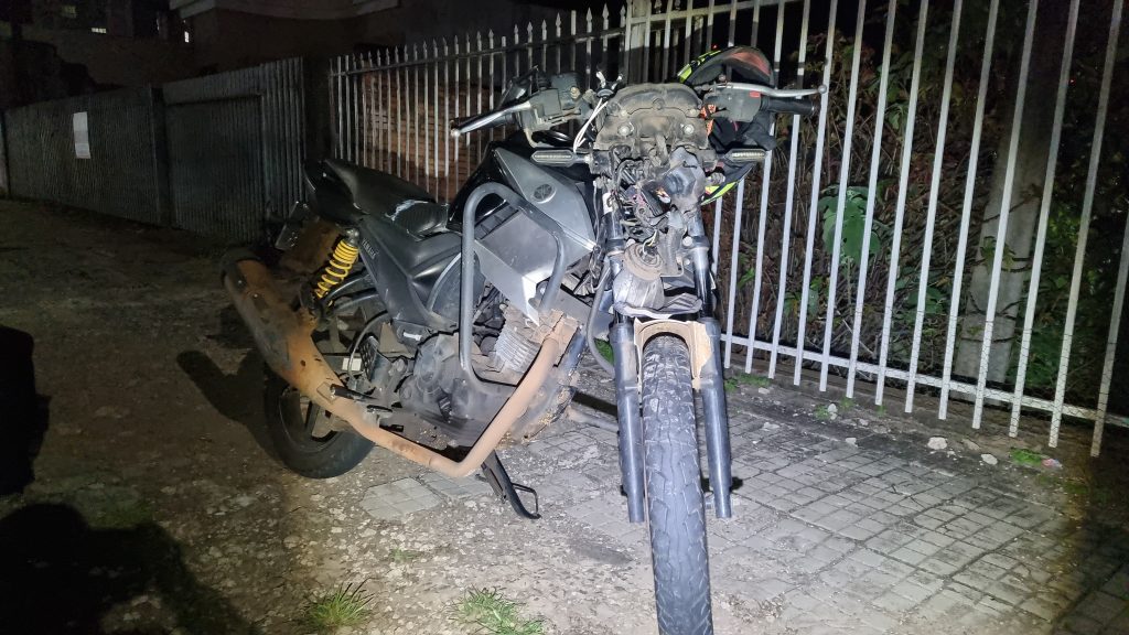 Moto tem a frente destruída em colisão no Centro de Cascavel