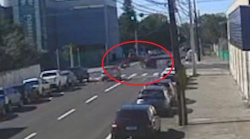 Batida que deixou motociclista com traumatismo craniano é flagrada por câmera; veja o vídeo Imagem referente a Batida que deixou motociclista com traumatismo craniano é flagrada por câmera; veja o vídeo